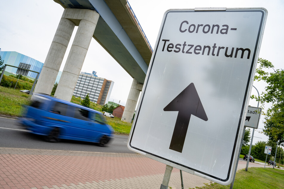 Ein Schild weist auf ein Corona-Testzentrum in Mecklenburg-Vorpommern hin.