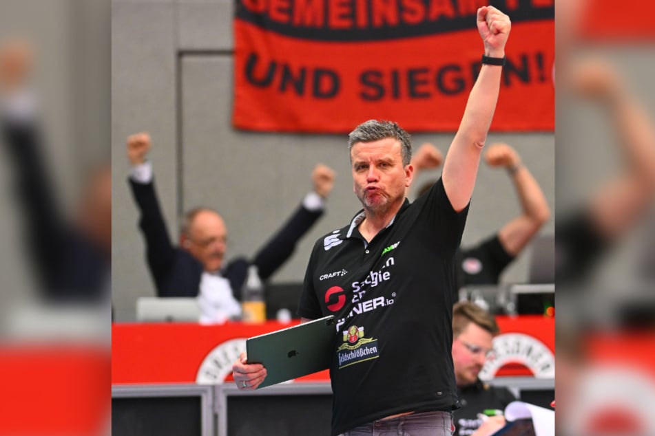 DSC-Chefcoach Alex Waibl (55) ballt jubelnd die Faust. Auch nach dem Auftaktspiel gegen den SC Potsdam?