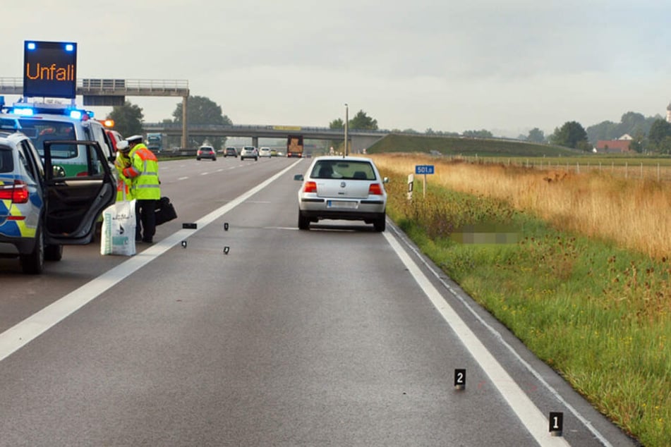 Das Auto des Verstorbenen steht am Straßenrand. Von dem Todesfahrer fehlt bislang noch jede Spur.