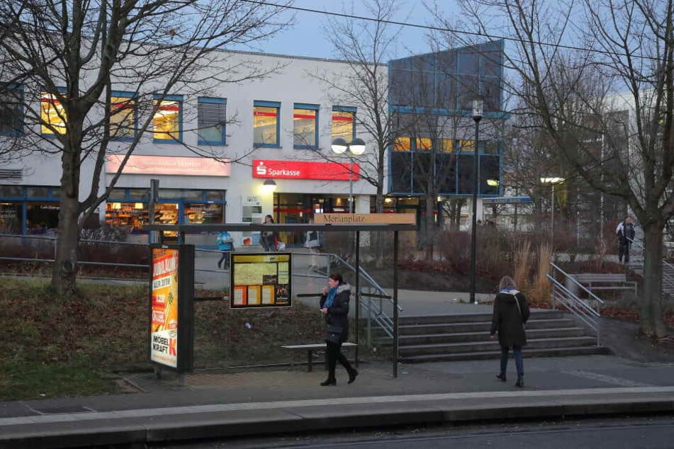 Der Tatort: An der Haltestelle Merianplatz wurde die junge Frau auf dem Weg zu ihrer eigenen Geburtstagsfeier attackiert.