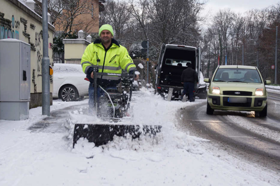 Mitten in Stuttgart: Mit der Motorfräse wird der Gehsteig vom Schnee geräumt.