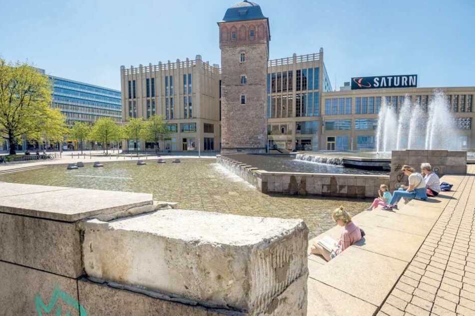 Der Schein trügt: Allein für den Brunnen Am Roten Turm sind Sanierungskosten von 275. 000 Euro nötig. Im unteren und mittleren Teil fehlen beispielsweise einige Platten.