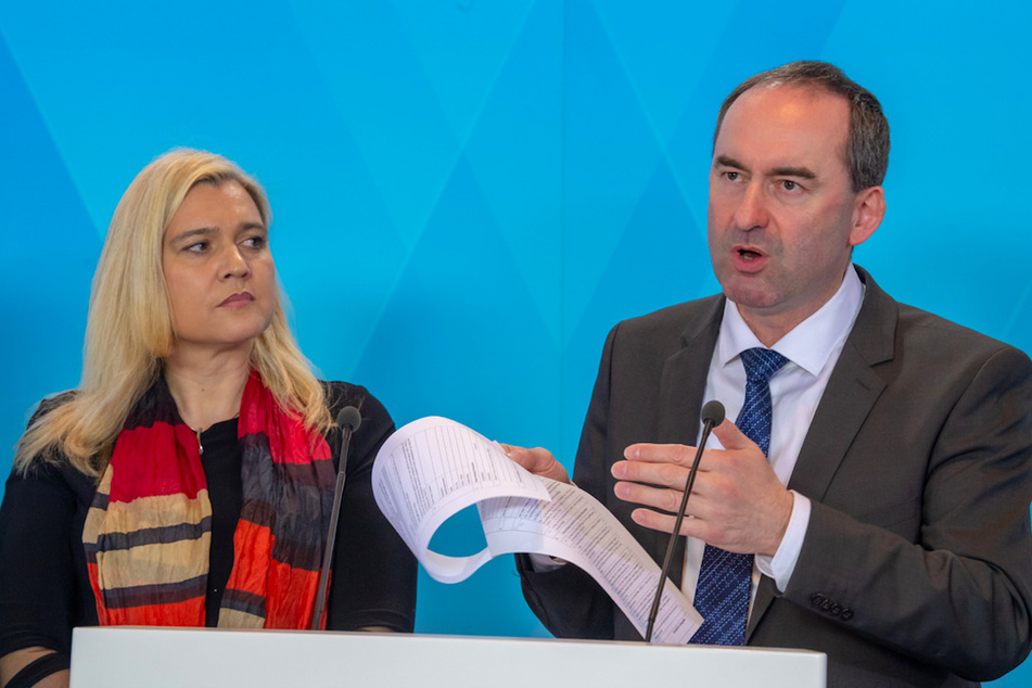 Melanie Huml (CSU), Staatsministerin für Gesundheit und Pflege, und Hubert Aiwanger (Freie Wähler), stellvertretender Ministerpräsident und Staatsminister für Wirtschaft, Landentwicklung und Energie, bei einer Pressekonferenz.