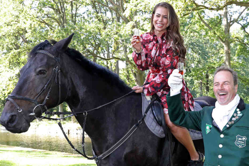 Na na, Jessica! Gibt's hier etwa Alkohol im Sattel für die Ex-Bachelorette?