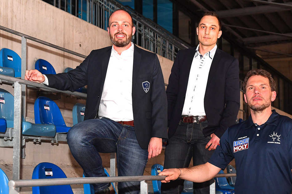 In der Halle posieren Maik Walsdorf (l.), Geschäftsführer Thomas Barth (Mitte) und Chefcoach Jochen Molling.