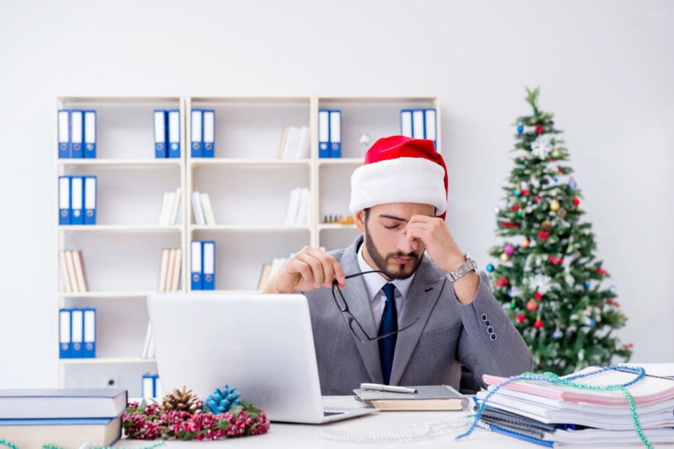 Heiligabend müssen viele Arbeitnehmer auch im Büro verbringen. (Symbolbild).