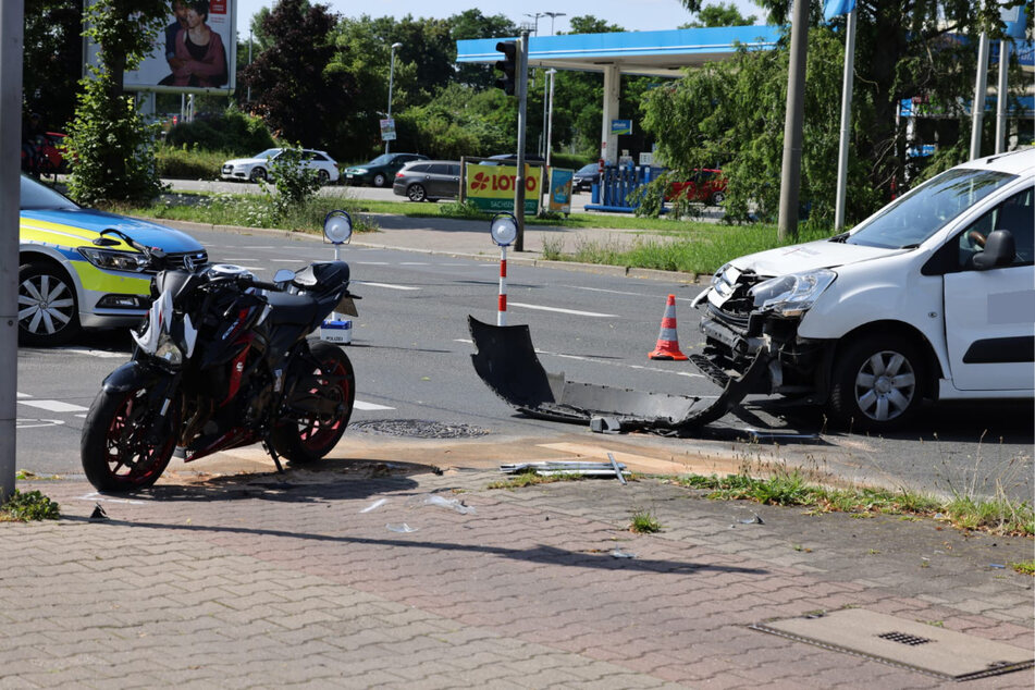 Der 19-jährige Fahrer des Bikes wurde schwer verletzt und musste in ein Krankenhaus eingeliefert werden.