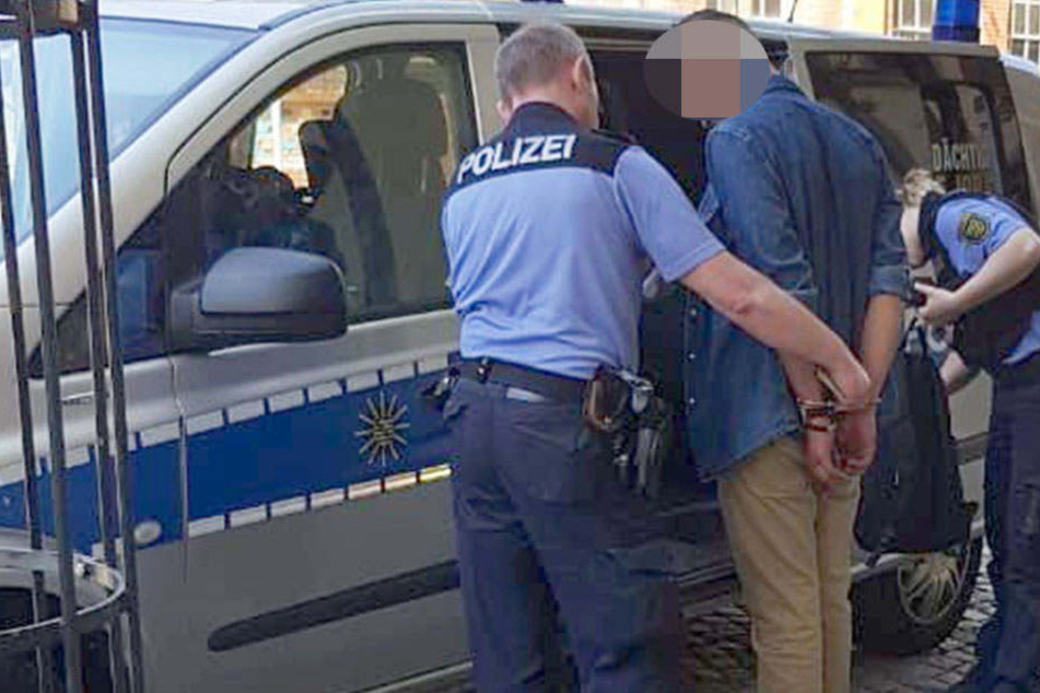 Kaum aus dem Knast raus, klickten schon wieder die Handschellen: Polizisten nehmen Zobeda A. (37) an der Markthalle fest.Foto: Haertelpress