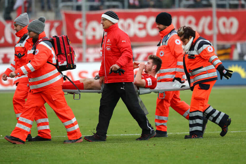 Leon Jensen vom FSV Zwickau wird verletzt vom Platz getragen.