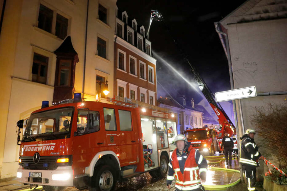 Das Feuer war im Dachgeschoss eines Mehrfamilienhauses in der Weberstraße ausgebrochen.