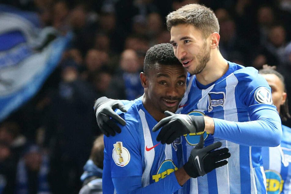 Salomon Kalou und Marko Grujic jubeln nach dem Treffer zum 1:0 gegen Bayern München.