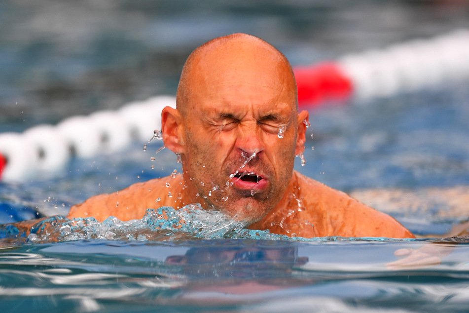 Auch Trainer Alexander Schmidt (52) zog am Morgen seine Bahnen im Freibad.