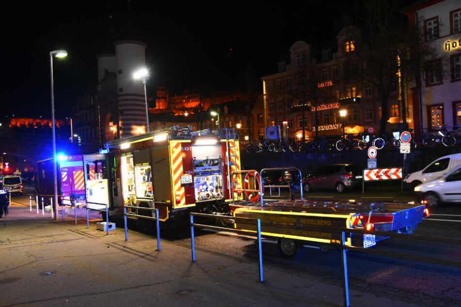 Feuerwehrfahrzeuge stehen am Ufer in Heidelberg.