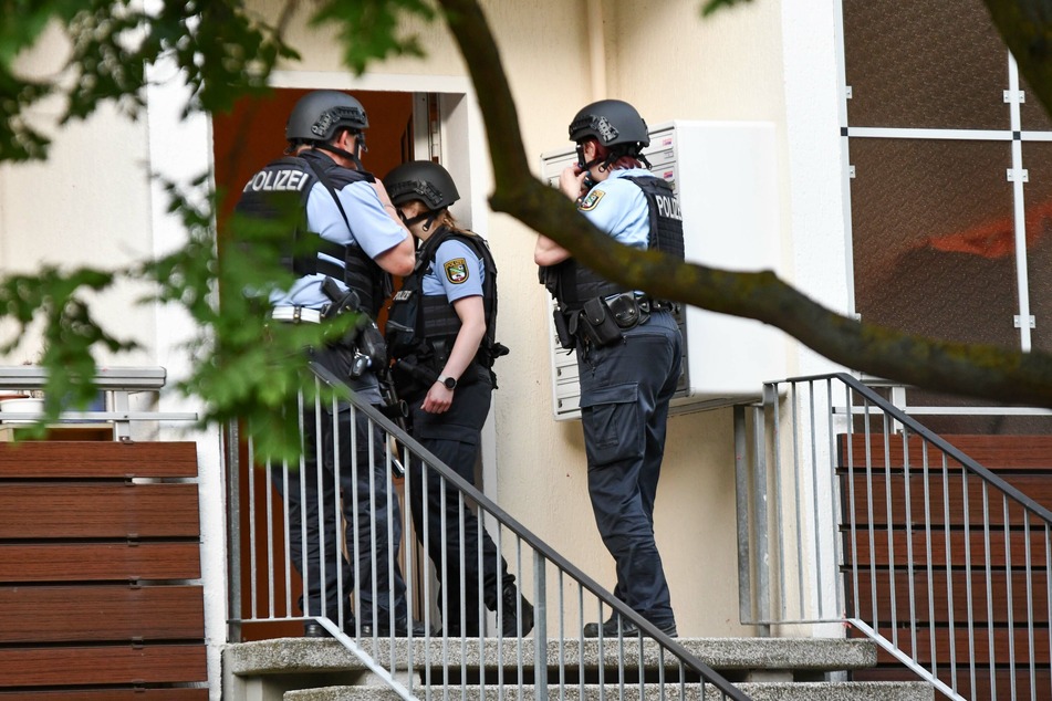 Polizeieinsatz in Magdeburg: Mann spielt mit Waffen herum