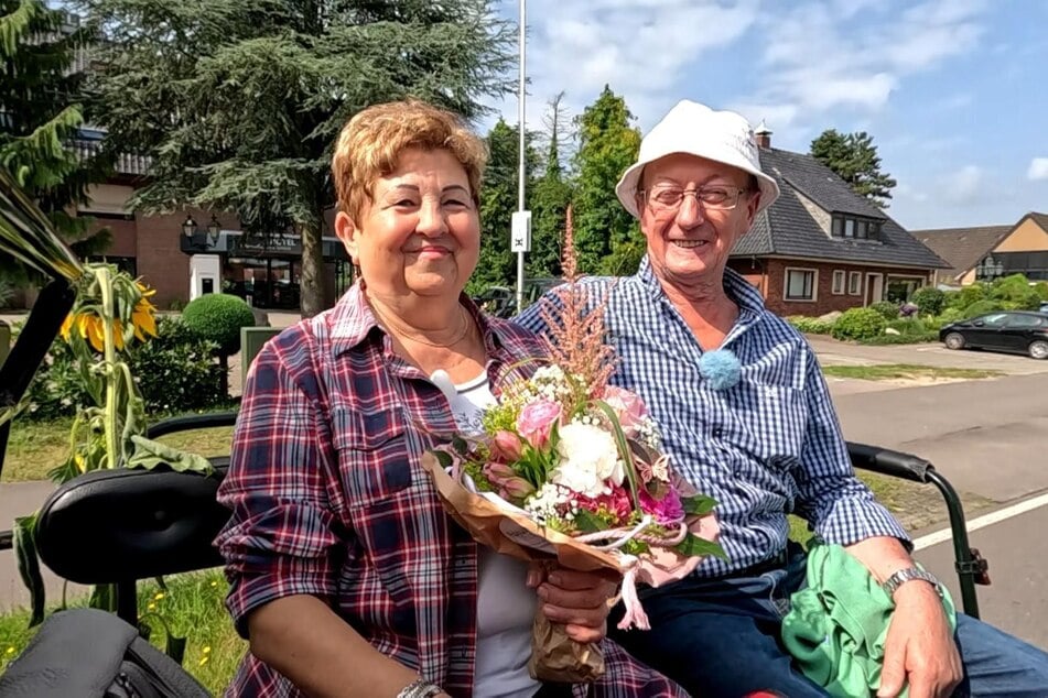 Mit einer geschmückten Kutsche und einem Blumenstrauß holt der 74-jährige Junggeselle seine Hofdame von ihrem Hotel ab.