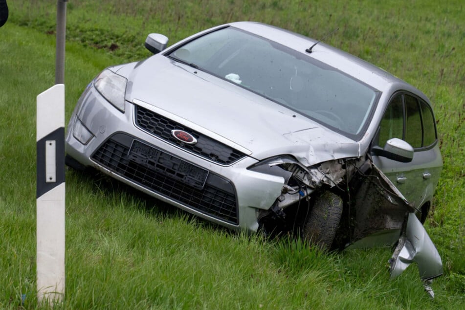Überholversuch scheitert: 24-Jährige verliert Kontrolle und landet im Straßengraben