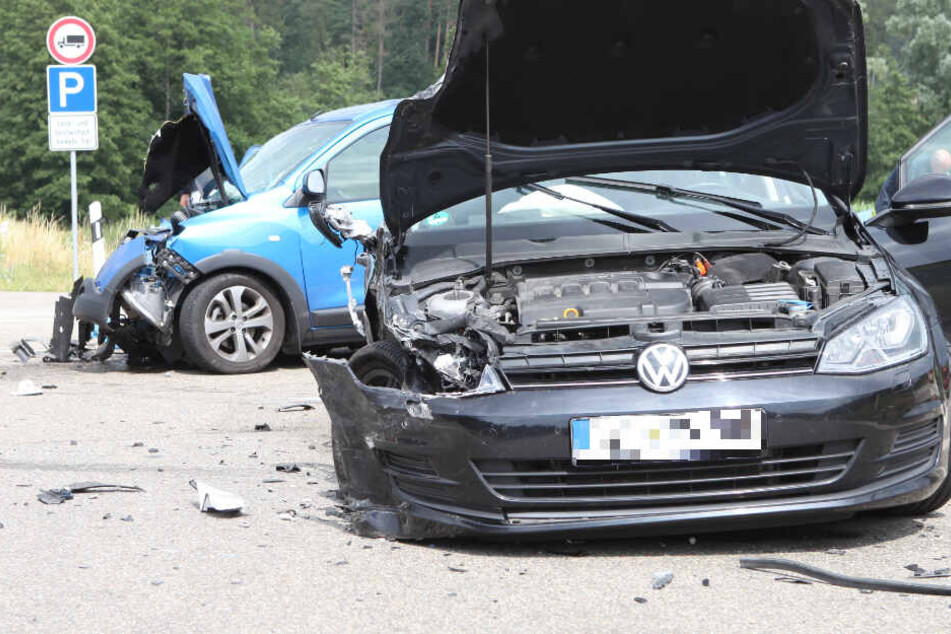 Ein Volkswagen und ein Dacia sind auf der Bundesstraße 25 in Bayern kollidiert.