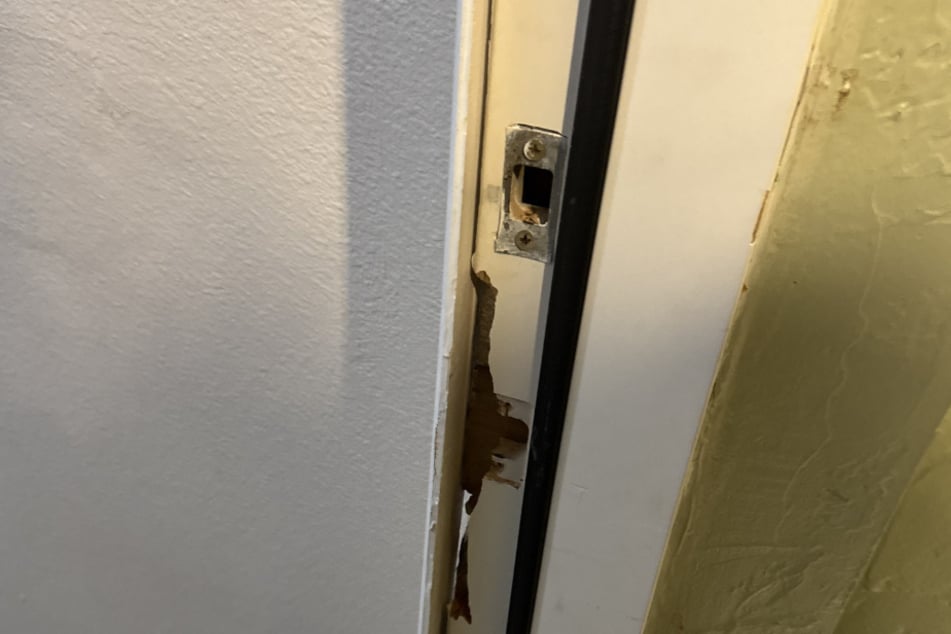 Der Junge hatte die Tür im Rahmen eines Streichs eingetreten.