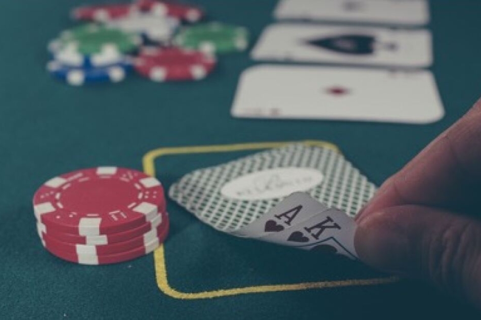 Beim Poker gibt es jede Menge gute Starthände und Ass-König ist die beste ungepaarte unter ihnen.