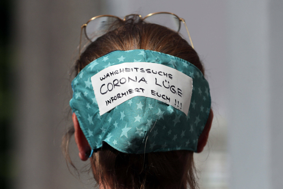 Eine Demonstrantin glaubt an eine "Corona Lüge".