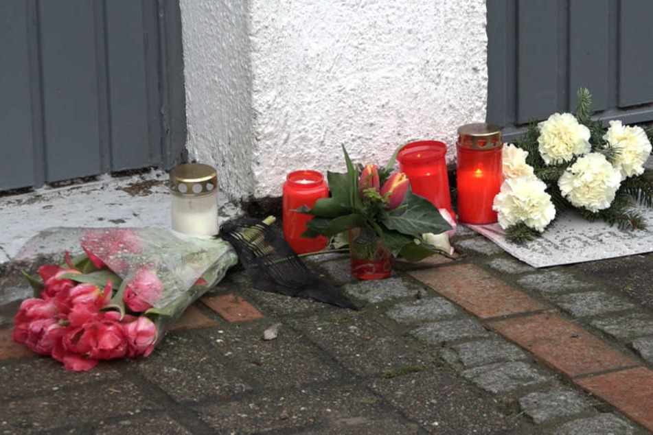 Freunde und Bekannte haben Blumen am Haus der getöteten Frau niedergelegt.