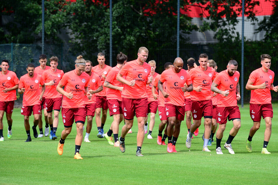 Die Spieler des FC St. Pauli bereiten sich auf das Pokalspiel bei der SV 07 Elversberg vor.