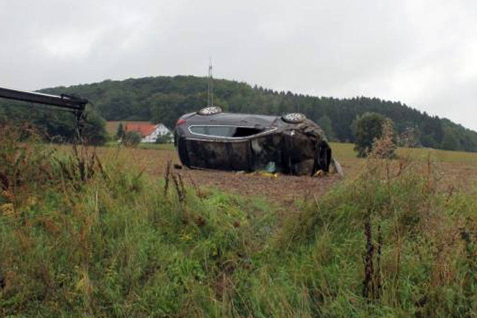 Das Auto überschlug sich und blieb auf der Seite liegen.