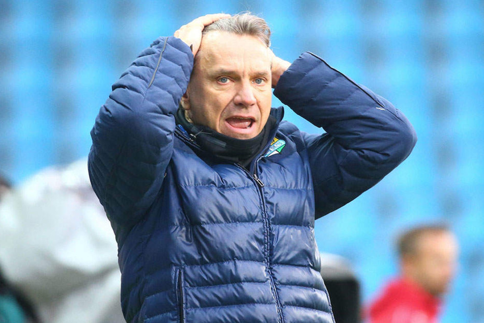 Ist nun auch Trainer Horst Steffen mit seinem Latein am Ende?