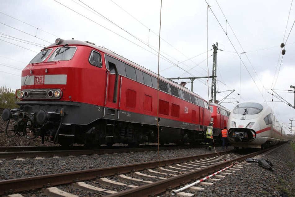 Der 17-Jährige kletterte auf einen Waggon. (Symbolbild)