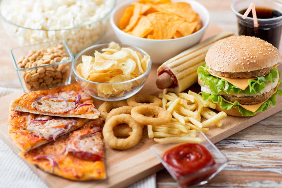 Fast Food und zuckerhaltige Getränke sind die falsche Wahl für dicke Kinder.