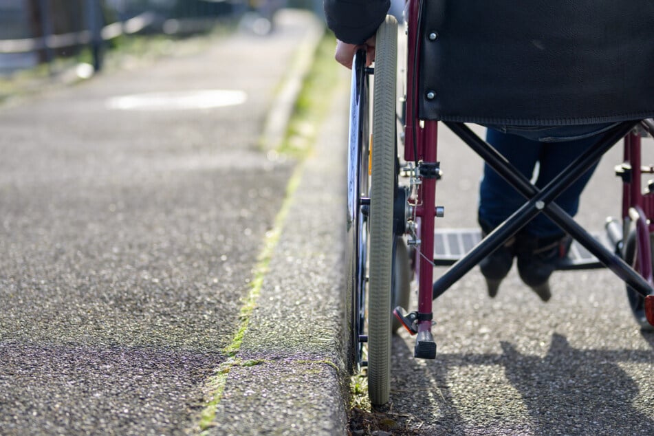 Ein Rollstuhlfahrer ist in Leipzig Opfer eines Raubüberfalls geworden. Nun ermittelt die Polizei in dem Fall. (Symbolbild)