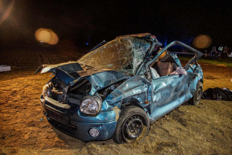 Der Twingo wurde bei dem Unfall komplett zerstört.