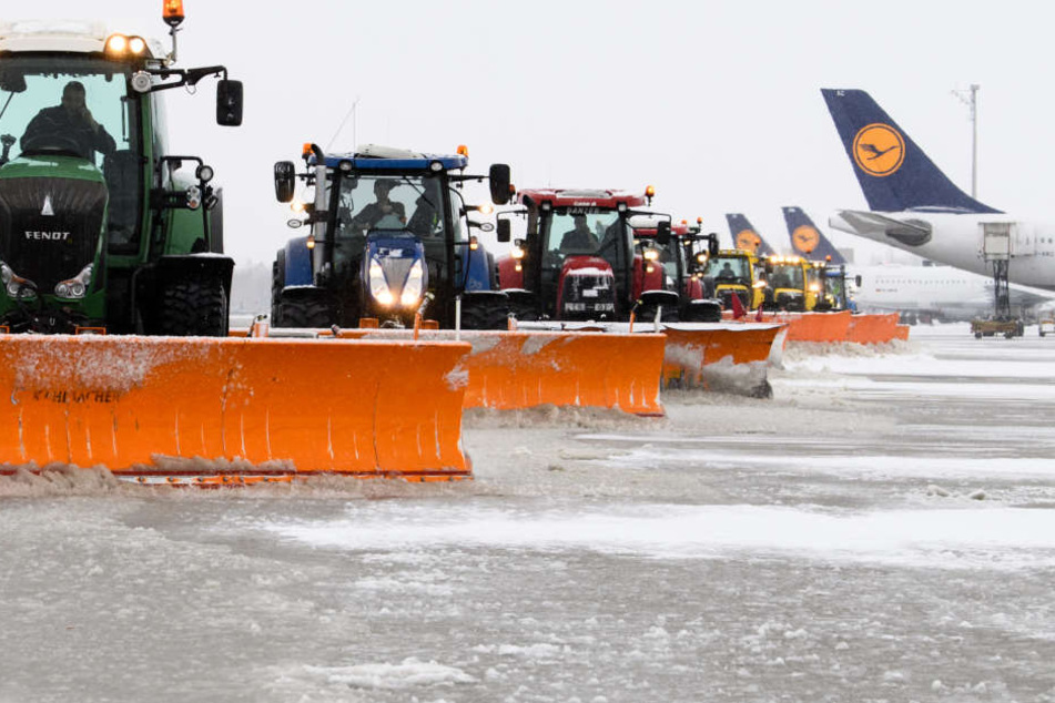 Am Flughafen München wird das Vorfeld von Schnee befreit.