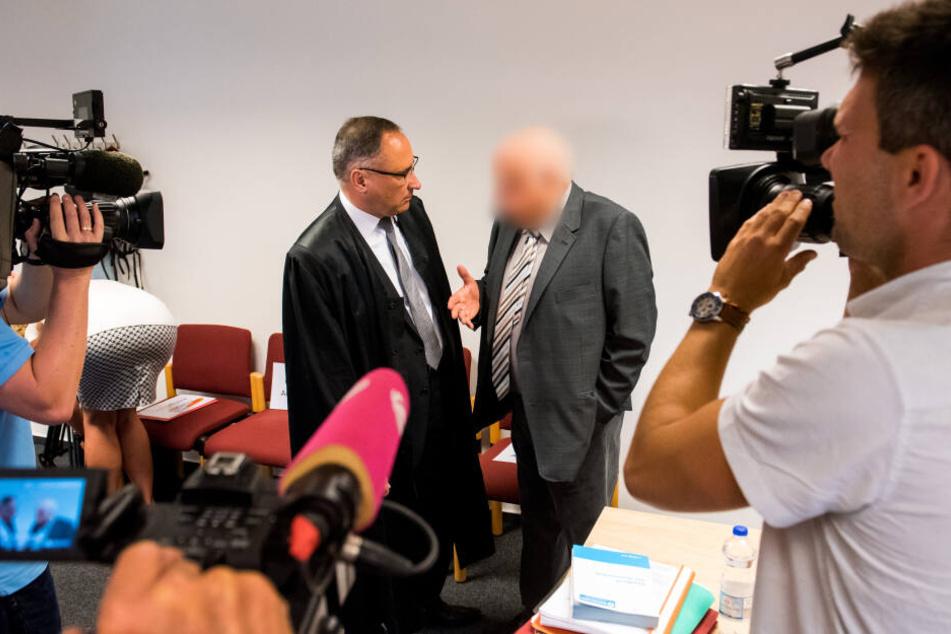 Der 74-Jährige soll laut Anklage bei einem Beratungsgespräch mit einer von ihm betreuten Frau sein Geschlechtsteil entblößt haben.