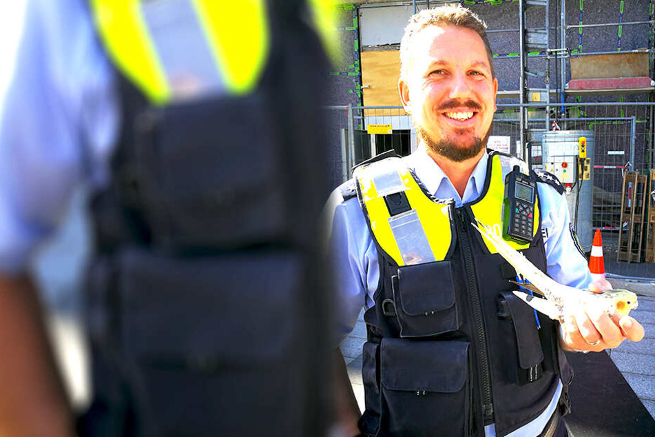 Polizeihauptkommisar Björn Jakulski zögerte nicht und bekam einen Vogel.