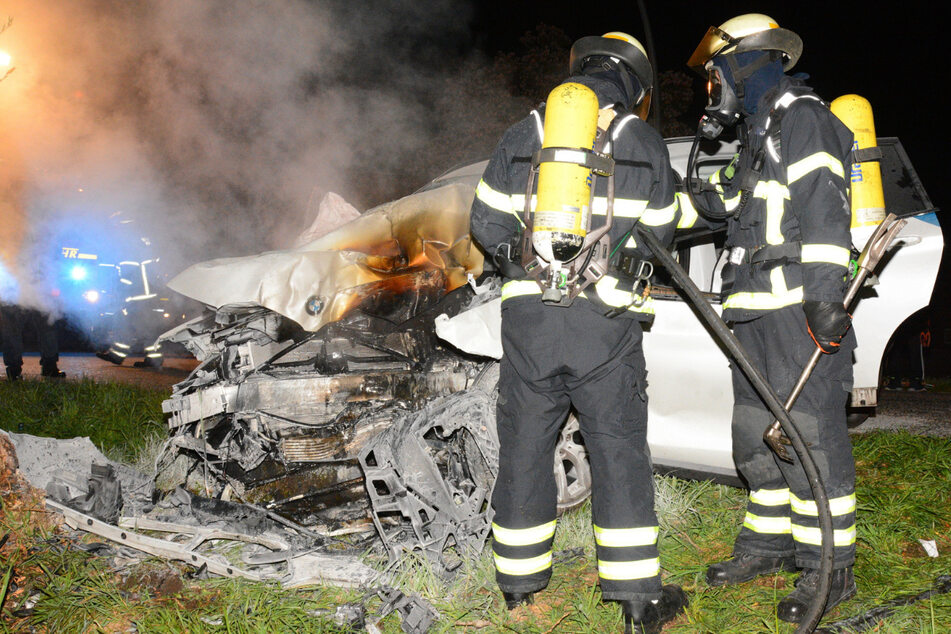 Der Wagen geriet bei dem Unfall in Hamburg-Allermöhe in Brand.