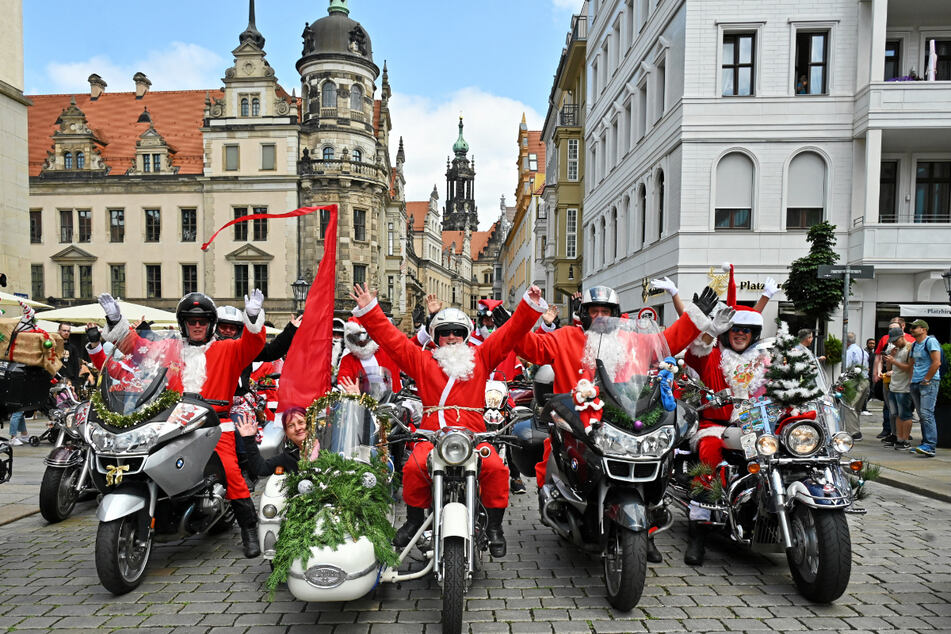 Nein, das ist keine Fata Morgana! Zur Sommerweihnacht der Kexerei rollten die Sachsenbiker als Weihnachtsmänner durch die sommerliche Altstadt von Dresden.