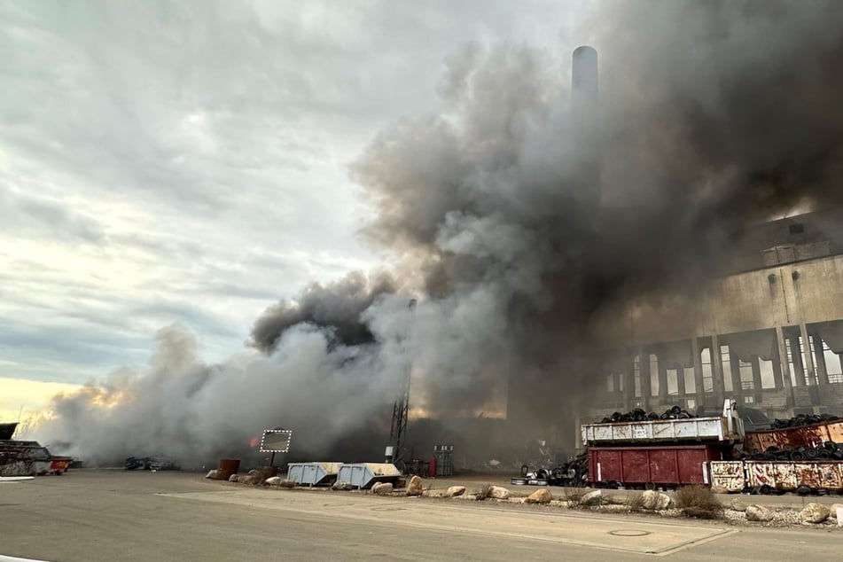Erst Stichflamme, dann Großbrand: Wertstoffhof-Feuer hält Einsatzkräfte stundenlang in Atem