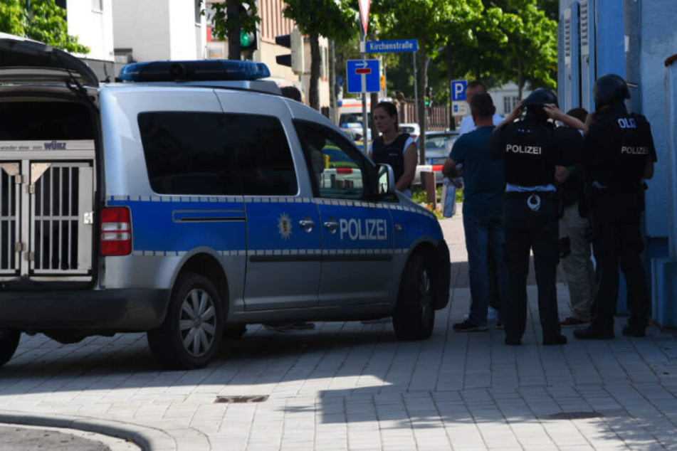Das SEK ist zur Unterstützung eingetroffen und bereitet sich auf einen Einsatz vor.