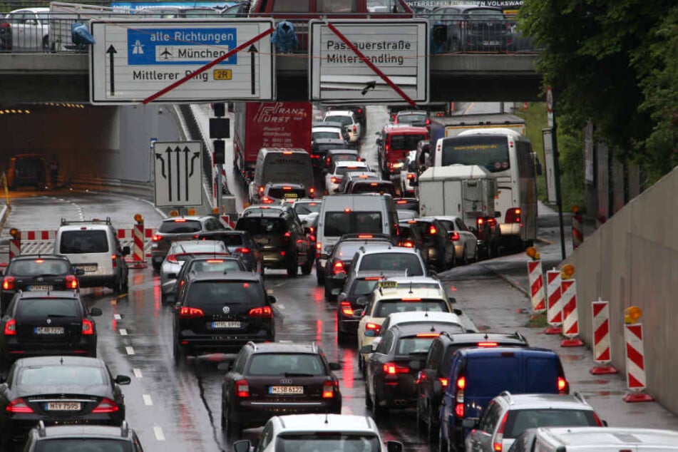Schrecklicher Unfall Mittlerer Ring München: Fußgängerin (25) stirbt
