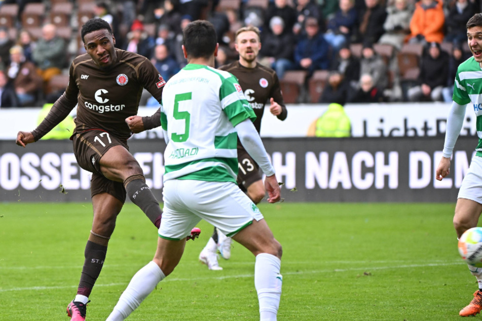 Der Schuss ins Glück! Oladapo Afolayan (26) erzielt sein erstes Tor für den FC St. Pauli.
