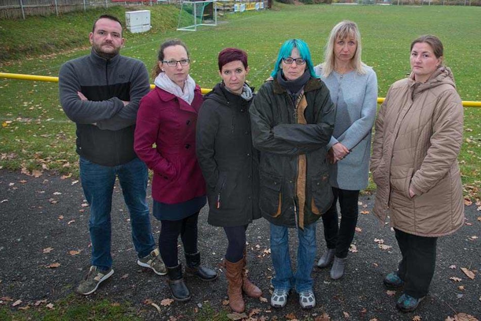 Denny Förster (36, v.l.), Alexandra Köpp (25), Jana Riemann (41),
Ortsvorsteherin Annette Wawrik (54), Constanze Casanova (43) und Kathrin Krause
(36) sind gegen eine Zentral-Kita.
