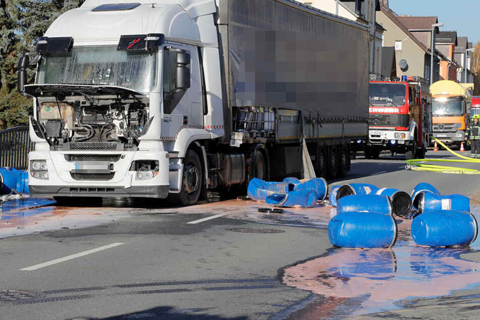Der Laster hat durch den Unfall Ladung verloren.