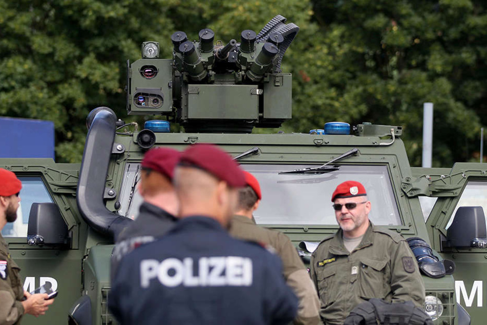 Österreichische Soldaten und Polizisten werden im Rahmen der Übung "Proborder" an der Grenze zu Slowenien, in der Abwehr von Flüchtlingen, geschult.