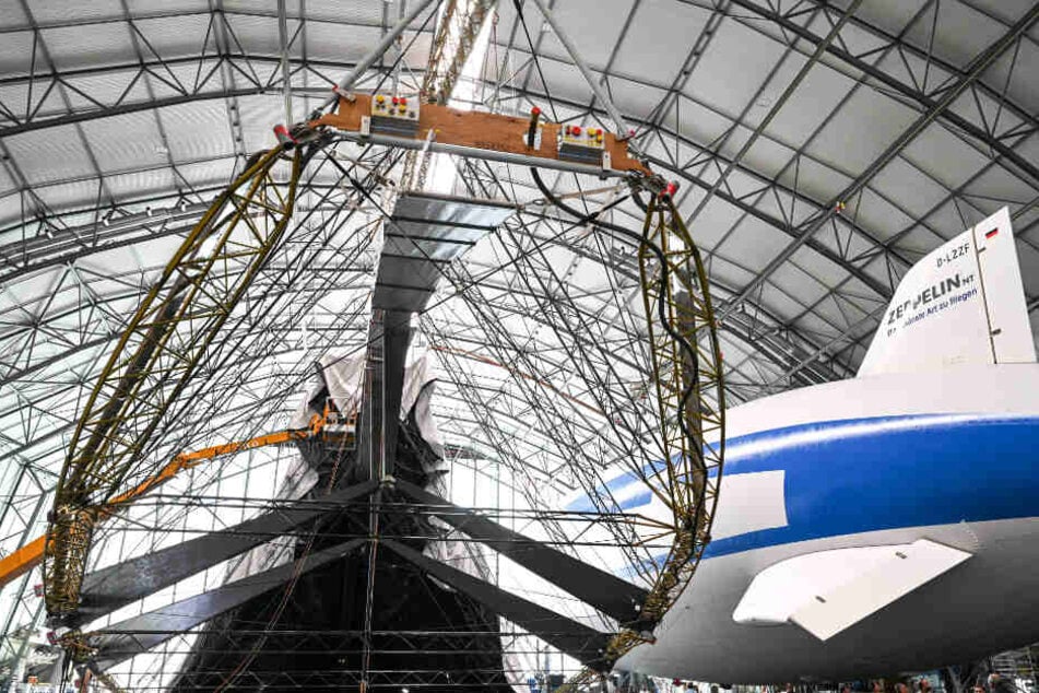 Über den Zeppelin wird eine Hülle gestülpt.