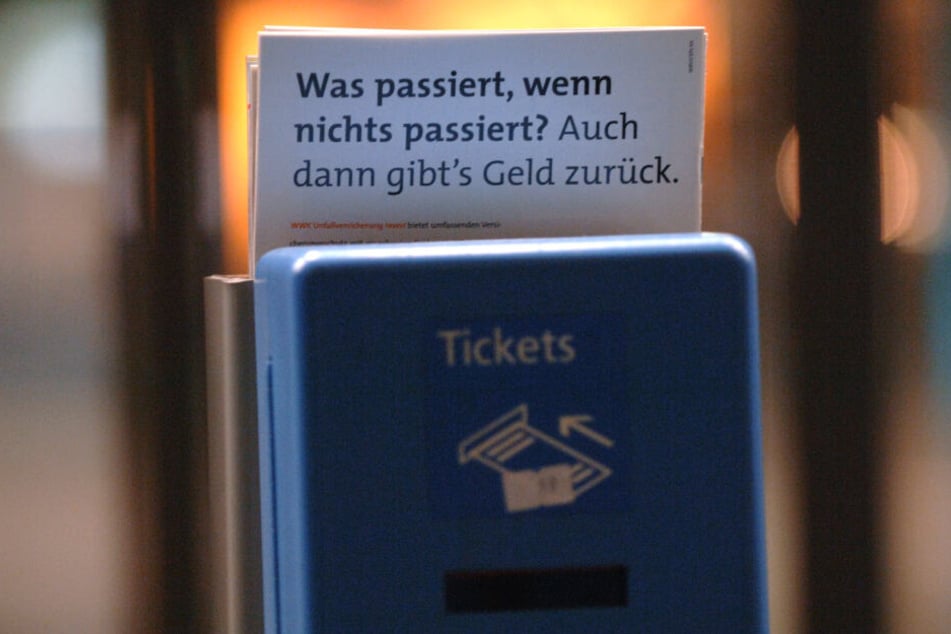 Die Bahnsteigkarte für den Preis von 0,40 Euro, die dazu berechtigte, S- und U-Bahnsteige ohne Fahrkarte zu betreten, wird abgeschafft.