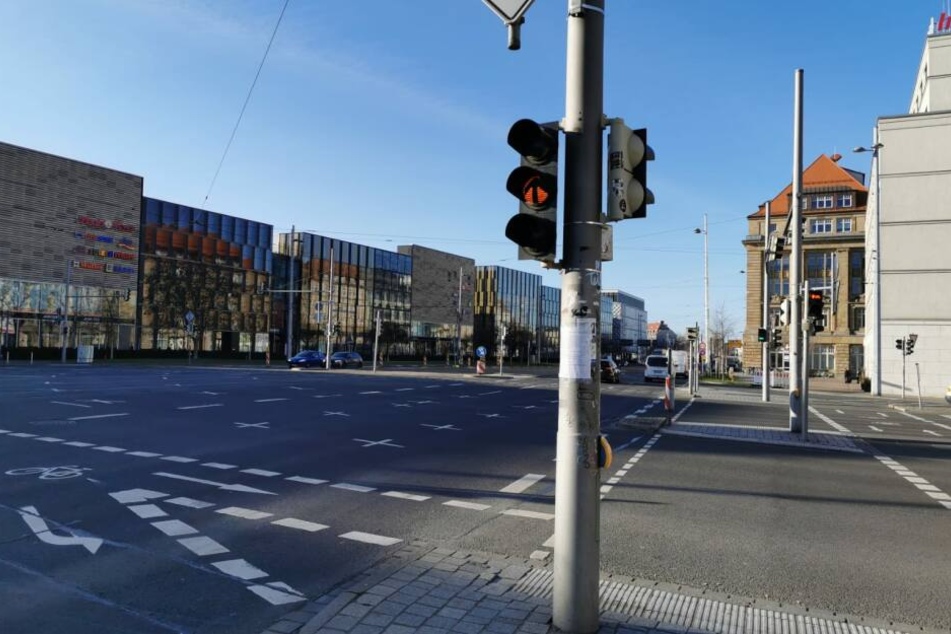 In Leipzig hat ein betrunkener Autofahrer eine Ampel umgerauscht. (Symbolbild)