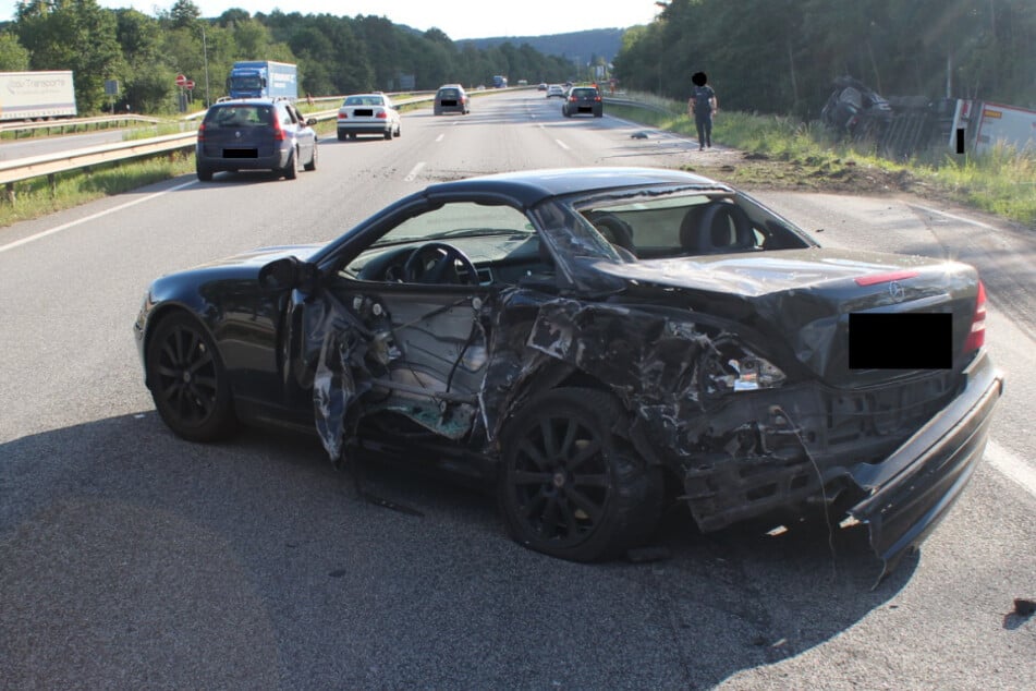 Der Mercedes stand nach einer Panne herum. Die Fahrerin hatte das Auto bereits verlassen.