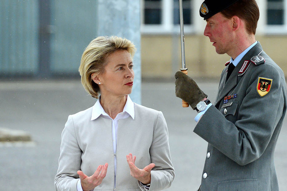 Ursula von der Leyen besucht die Bundeswehr in Augustdorf.