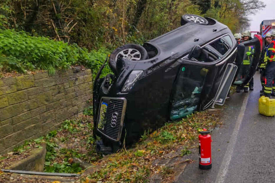 Ein Blick auf den kaputten Audi, der auf der Seite liegen blieb.